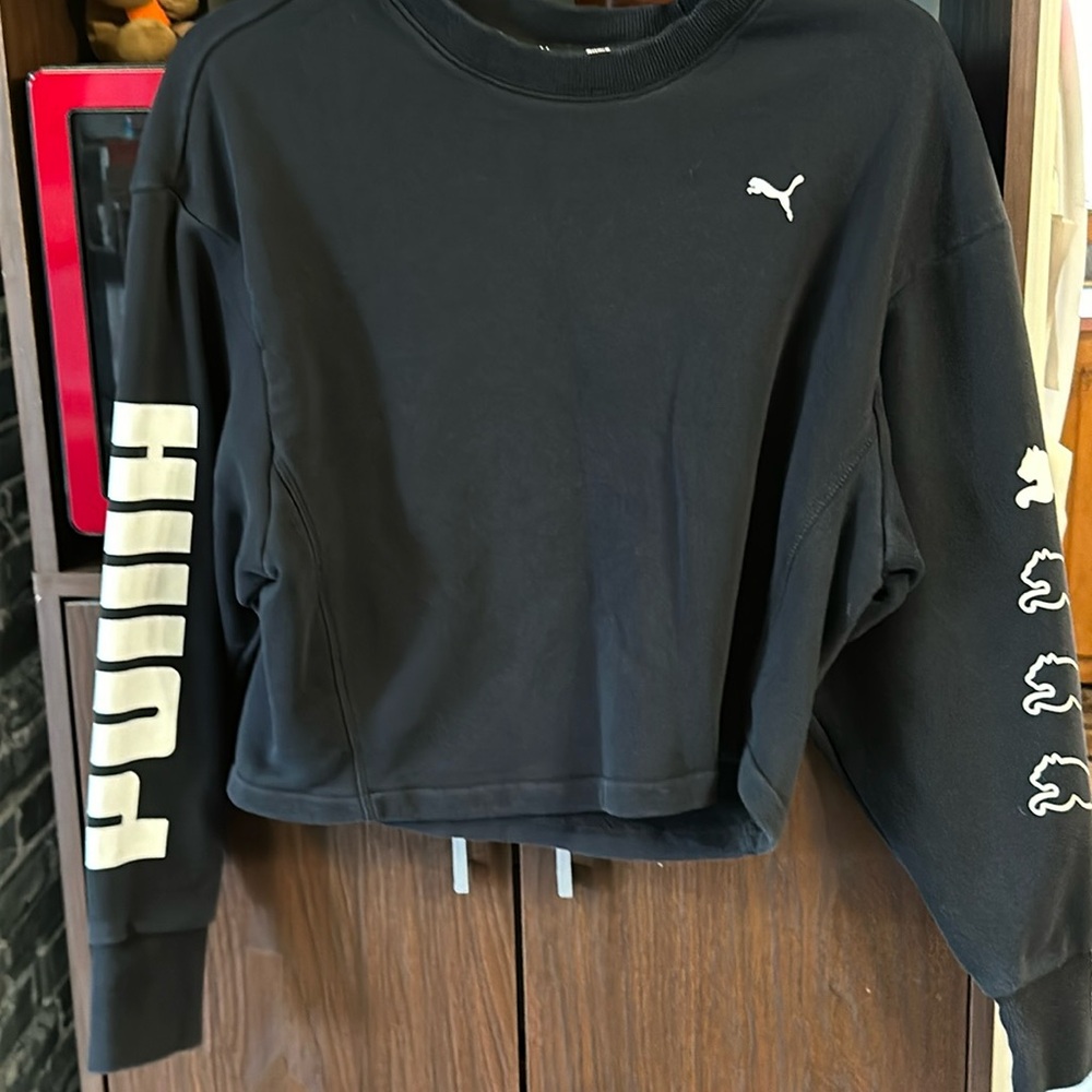 Puma cropped sweatshirt in M